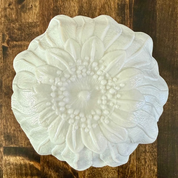 VINTAGE Indiana Glass Lily Pons Milk Glass Sunflower Bowl - Picture 1 of 5